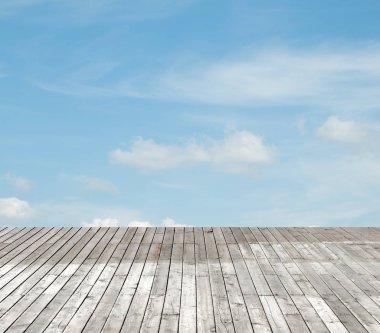 bulutlu gökyüzü karşı ahşap zemin