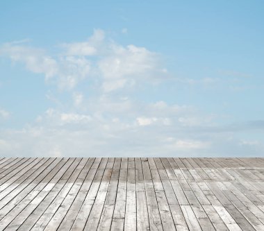 bulutlu gökyüzü karşı ahşap zemin