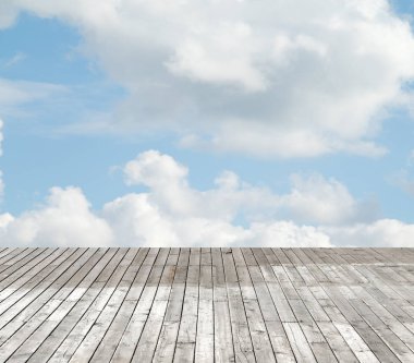 bulutlu gökyüzü karşı ahşap zemin