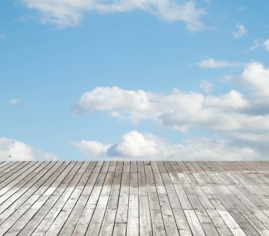 bulutlu gökyüzü karşı ahşap zemin