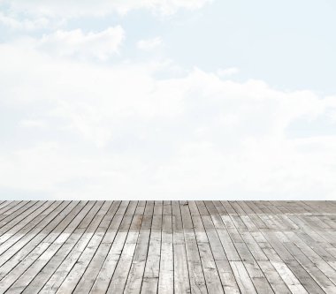 bulutlu gökyüzü karşı ahşap zemin
