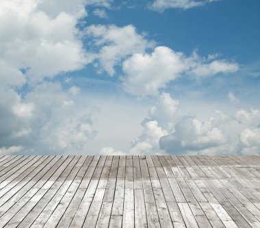 bulutlu gökyüzü karşı ahşap zemin
