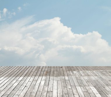 bulutlu gökyüzü karşı ahşap zemin