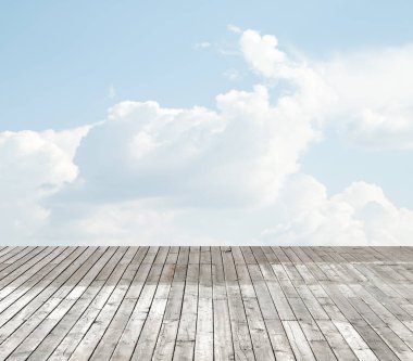 bulutlu gökyüzü karşı ahşap zemin