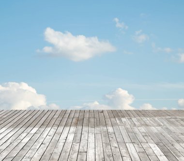 bulutlu gökyüzü karşı ahşap zemin