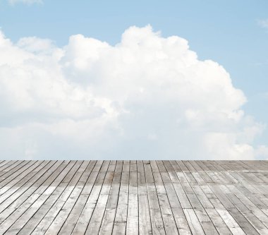 bulutlu gökyüzü karşı ahşap zemin