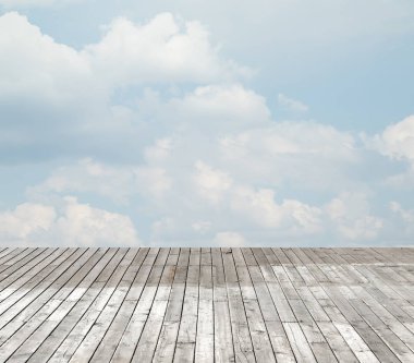 bulutlu gökyüzü karşı ahşap zemin