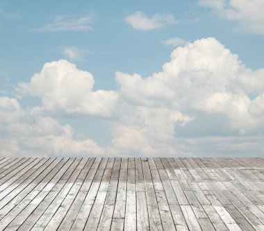 bulutlu gökyüzü karşı ahşap zemin