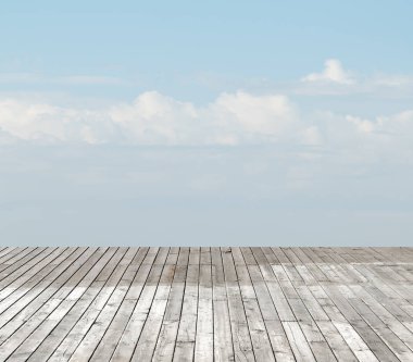 bulutlu gökyüzü karşı ahşap zemin