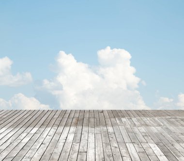 bulutlu gökyüzü karşı ahşap zemin