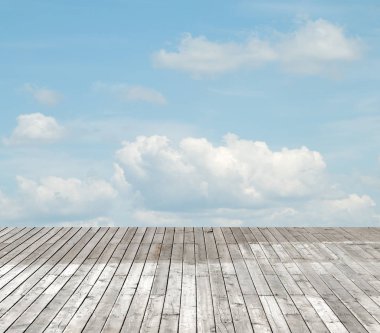 bulutlu gökyüzü karşı ahşap zemin
