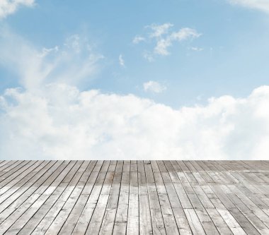 bulutlu gökyüzü karşı ahşap zemin