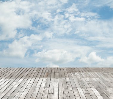 bulutlu gökyüzü karşı ahşap zemin