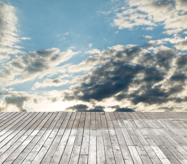 bulutlu gökyüzü karşı ahşap zemin