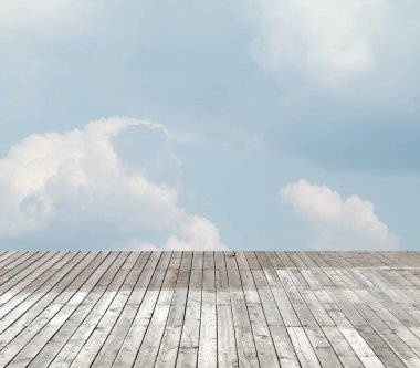 bulutlu gökyüzü karşı ahşap zemin