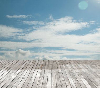 bulutlu gökyüzü karşı ahşap zemin