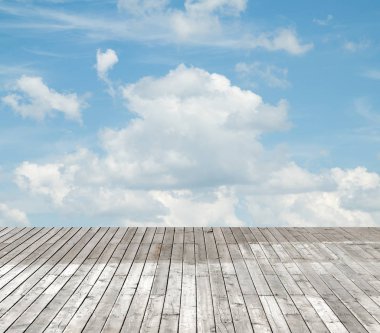 bulutlu gökyüzü karşı ahşap zemin
