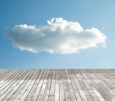 bulutlu gökyüzü karşı ahşap zemin