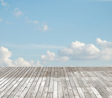 bulutlu gökyüzü karşı ahşap zemin