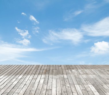 bulutlu gökyüzü karşı ahşap zemin