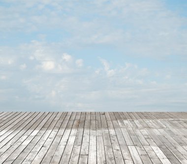 bulutlu gökyüzü karşı ahşap zemin