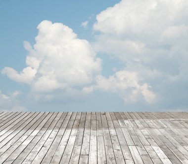 bulutlu gökyüzü karşı ahşap zemin