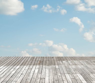 bulutlu gökyüzü karşı ahşap zemin