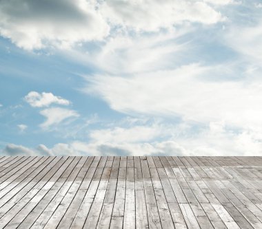 bulutlu gökyüzü karşı ahşap zemin