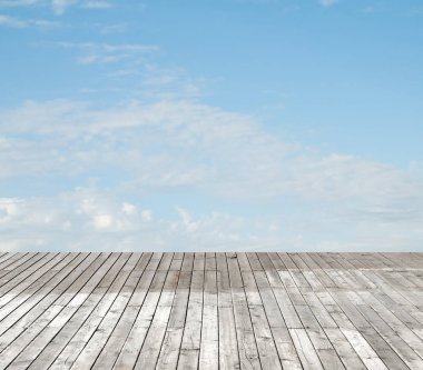bulutlu gökyüzü karşı ahşap zemin