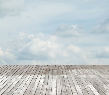 bulutlu gökyüzü karşı ahşap zemin