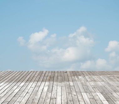 bulutlu gökyüzü karşı ahşap zemin