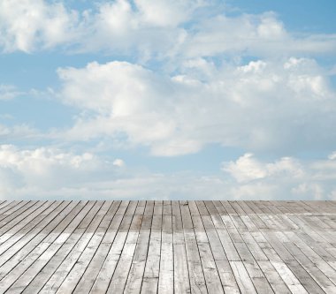 bulutlu gökyüzü karşı ahşap zemin