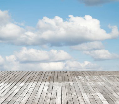 bulutlu gökyüzü karşı ahşap zemin