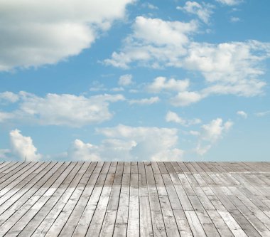 bulutlu gökyüzü karşı ahşap zemin