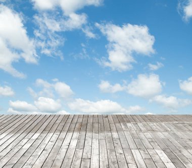 bulutlu gökyüzü karşı ahşap zemin