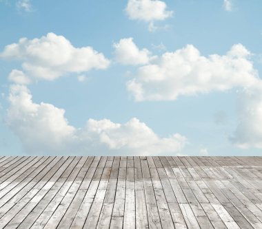 bulutlu gökyüzü karşı ahşap zemin