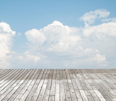 bulutlu gökyüzü karşı ahşap zemin