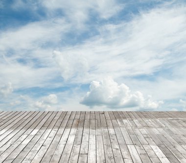 bulutlu gökyüzü karşı ahşap zemin