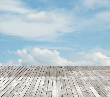 bulutlu gökyüzü karşı ahşap zemin