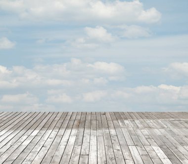 bulutlu gökyüzü karşı ahşap zemin