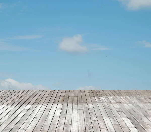 Drewniane Podłogi Przed Niebo Chmurami — Zdjęcie stockowe