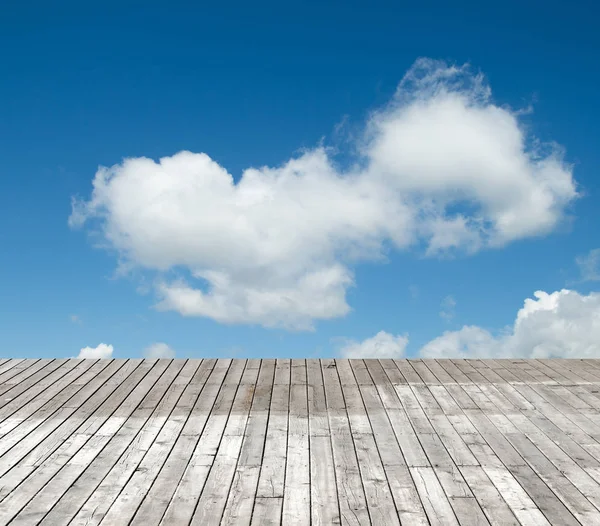 Trägolv Mot Himlen Med Moln — Stockfoto