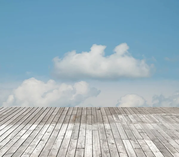 Trägolv Mot Himlen Med Moln — Stockfoto