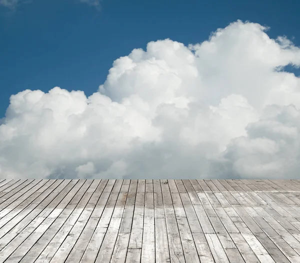 Trägolv Mot Himlen Med Moln — Stockfoto