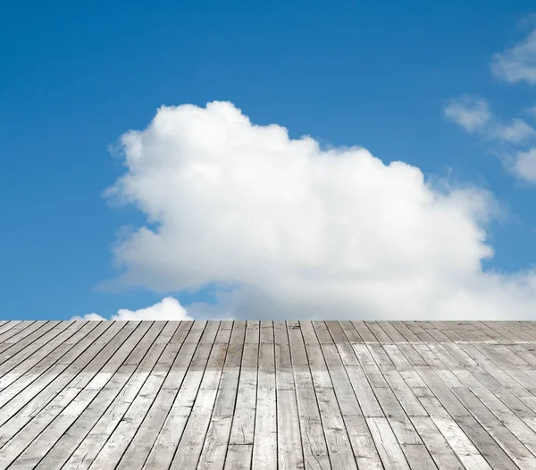 空の雲に対して木の床 — ストック写真