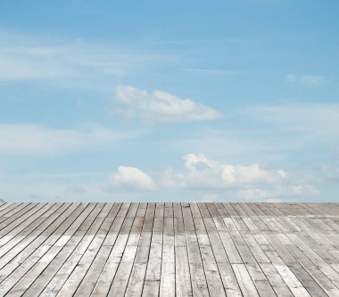 bulutlu gökyüzü karşı ahşap zemin