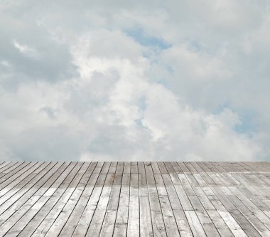 bulutlu gökyüzü karşı ahşap zemin