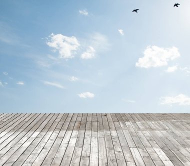 bulutlu gökyüzü karşı ahşap zemin