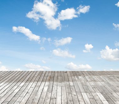 bulutlu gökyüzü karşı ahşap zemin