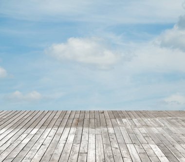 bulutlu gökyüzü karşı ahşap zemin
